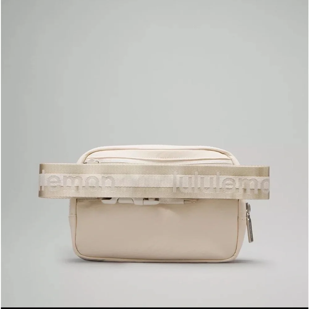 Lululemon Everywhere Belt Bag 1L Wordmark - Picture 4 of 8